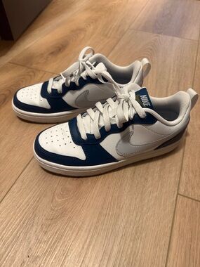 Nike White and Navy Low-Top Sneakers- size 4Y